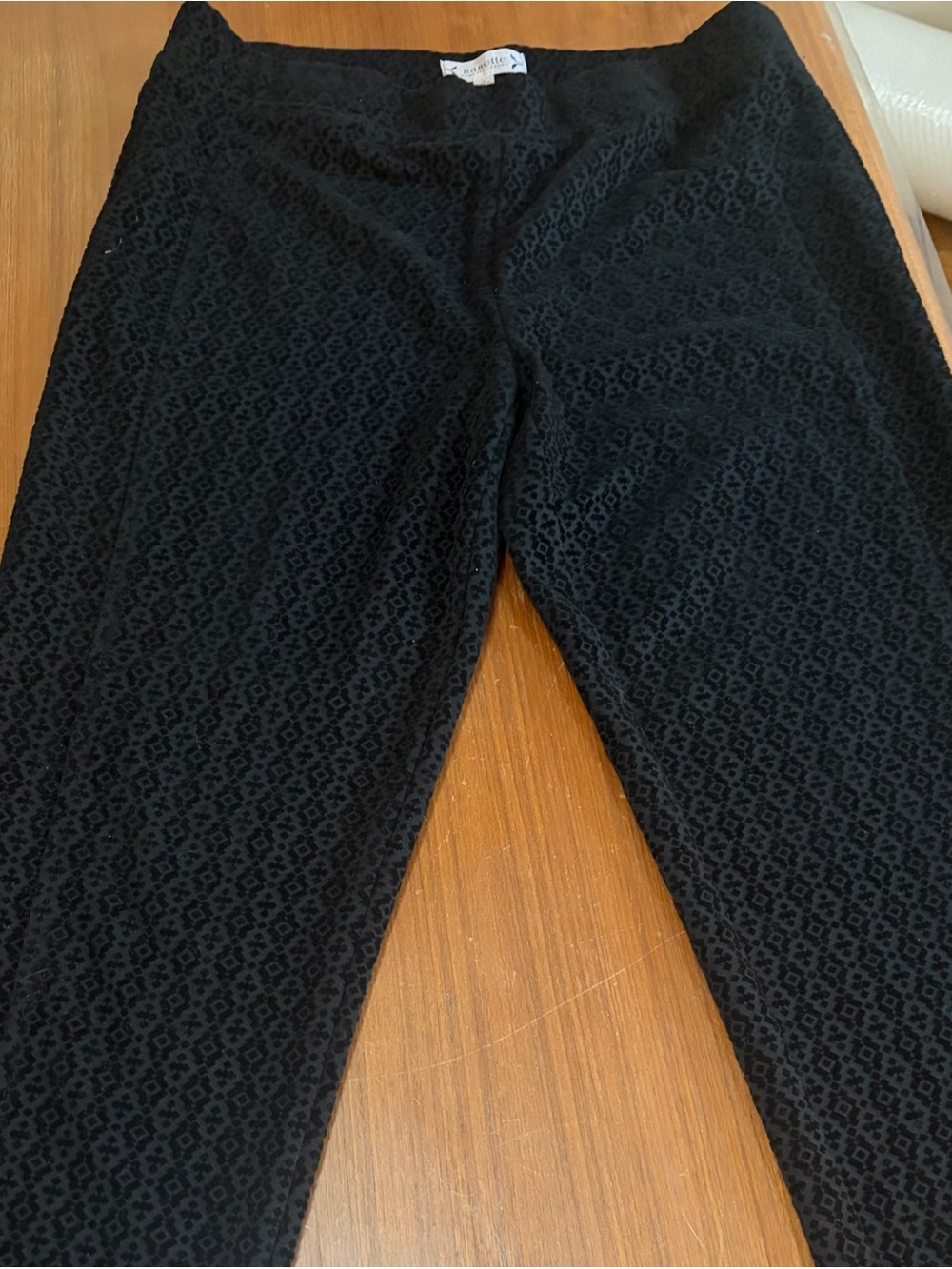 Nanette Lepore Black Cropped Textured Ankle Pants. Size 10